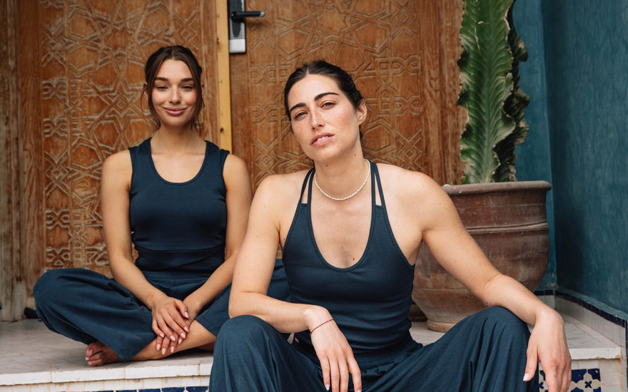 Een duurzame yoga kledingkast opbouwen: minder kleding, meer outfits die echt bij je passen