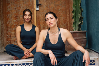 Een duurzame yoga kledingkast opbouwen: minder kleding, meer outfits die echt bij je passen